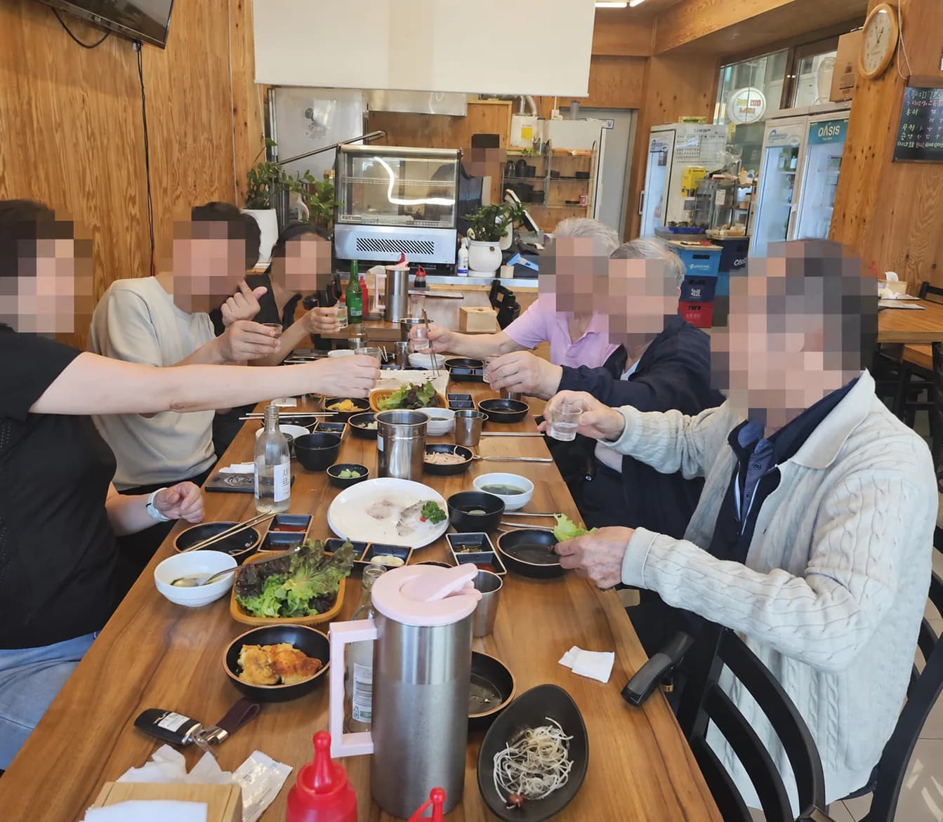 식당에서 어르신이 원하시는 음식을 함께 나누는 더비다 인천점의 외식 모습